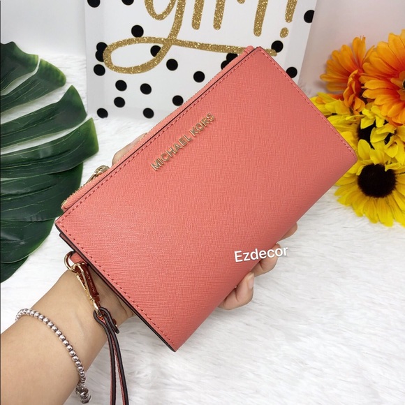 Michael Kors Handbags - NWT Michael Kors Jet Set Double Zip Wristlet